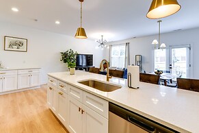 Charlotte Getaway w/ Yard - 3 Mi to Uptown!