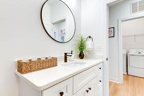Charlotte Getaway w/ Yard - 3 Mi to Uptown!