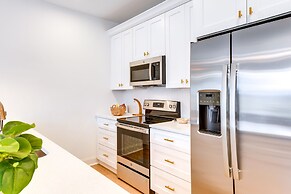 Charlotte Getaway w/ Yard - 3 Mi to Uptown!