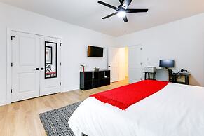 Charlotte Getaway w/ Yard - 3 Mi to Uptown!