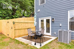 Charlotte Getaway w/ Yard - 3 Mi to Uptown!