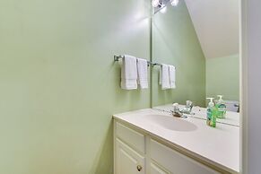 Charlotte Townhome w/ Deck: 18 Mi to Downtown!