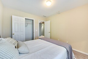 Charlotte Townhome w/ Deck: 18 Mi to Downtown!