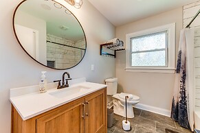 Charming Charlotte Home: 2 Mi to Downtown!