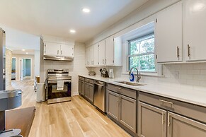 Charming Charlotte Home: 2 Mi to Downtown!