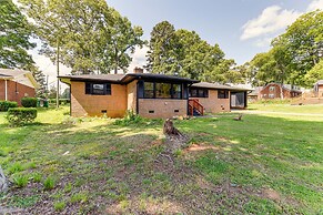 Charming Charlotte Home: 2 Mi to Downtown!