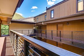Vail Top-floor Condo w/ Deck & Mountain Views!