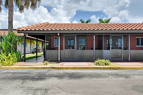 Bright Naples Vacation Rental: Close to Waterfront