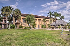 Bright Naples Vacation Rental: Close to Waterfront