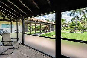 Bright Naples Vacation Rental: Close to Waterfront