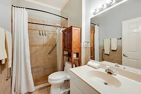 Bright Naples Vacation Rental: Close to Waterfront