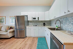 Bright Naples Vacation Rental: Close to Waterfront