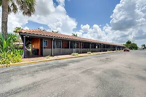 Bright Naples Vacation Rental: Close to Waterfront