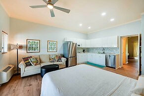 Bright Naples Vacation Rental: Close to Waterfront