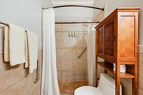 Bright Naples Vacation Rental: Close to Waterfront