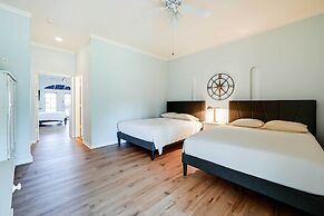 Bright Naples Vacation Rental: Close to Waterfront