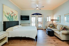 Bright Naples Vacation Rental: Close to Waterfront