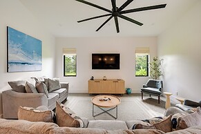 Contemporary Naples Home w/ Outdoor Kitchen & Pool