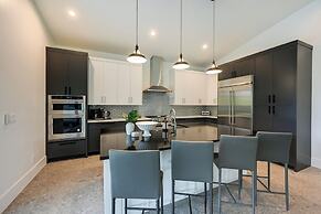 Contemporary Naples Home w/ Outdoor Kitchen & Pool