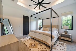 Contemporary Naples Home w/ Outdoor Kitchen & Pool