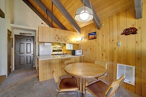 Mammoth Lakes Condo w/ Fireplace & Mountain Views