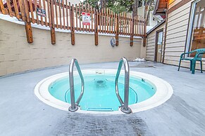 Mammoth Lakes Condo w/ Fireplace & Mountain Views