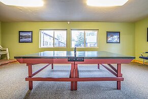 Mammoth Lakes Condo w/ Fireplace & Mountain Views