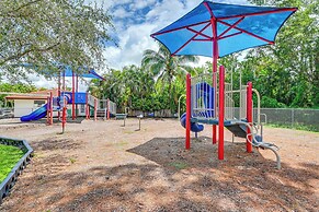 Sunny Florida Escape w/ Patio, Grill & Fire Pit!