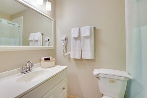 Palmetto Escape w/ Balcony - Walk to Marina!