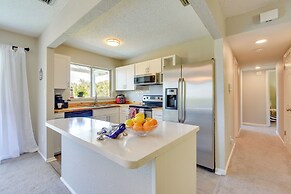 Palmetto Escape w/ Balcony - Walk to Marina!