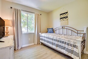 Palmetto Escape w/ Balcony - Walk to Marina!