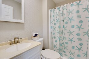 Palmetto Escape w/ Balcony - Walk to Marina!