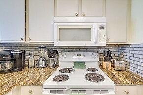 2 Mi to Barefoot Landing: Condo w/ Beach Access!