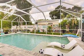 St. Petersburg Beach House: Private Lanai & Pool!