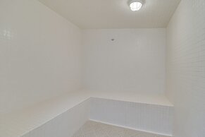 Condo on Beach w/ Balcony in Gulf Shores!