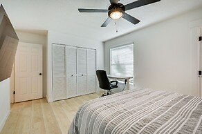 Palm Harbor Paradise w/ Community Pool!