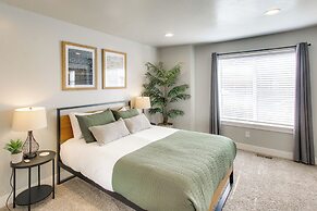 Garden City Townhome, Close to Parks + Downtown!