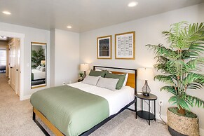 Garden City Townhome, Close to Parks + Downtown!