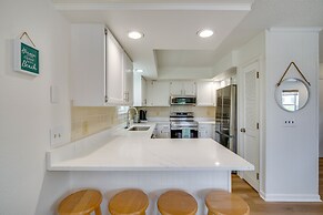 Sunny Corolla Home: Walk to Beach!