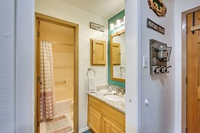 Ski-in Red River Retreat: Balcony, Mountain Views!