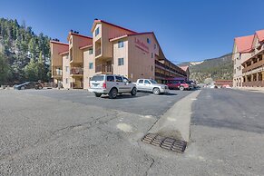 Ski-in Red River Retreat: Balcony, Mountain Views!
