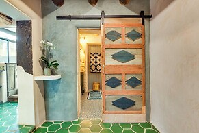 Historic Millicent Rogers Guest House w/ Hot Tub