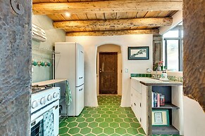 Historic Millicent Rogers Guest House w/ Hot Tub