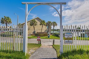 Miramar Beach Rental w/ Pool Access & Golf Course!