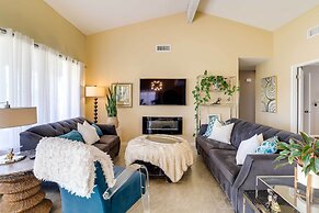 2 Mi to Indian Wells: Palm Desert Home w/ Fire Pit