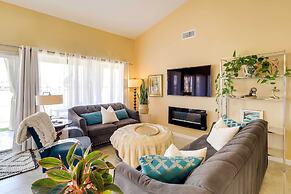 2 Mi to Indian Wells: Palm Desert Home w/ Fire Pit