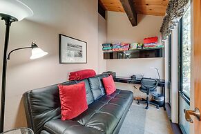 Convenient Kings Beach Condo: 1 Mi to Lake Tahoe!