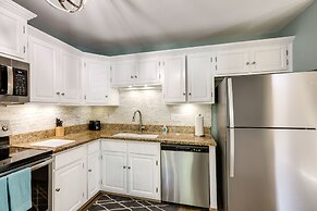 6 Mi to Downtown: Flagstaff Townhome w/ Deck