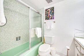 Sunny Sarasota Oasis w/ Private Screened Lanai