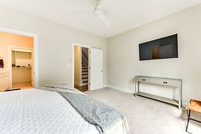 Modern + Stylish Condo: 5 Mi to Downtown Charlotte